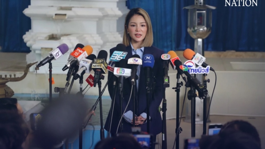 “Bà đầm thép” bóng đá Thái Lan “Madam Dear” ứng cử chức Chủ tịch đảng Dân chủ